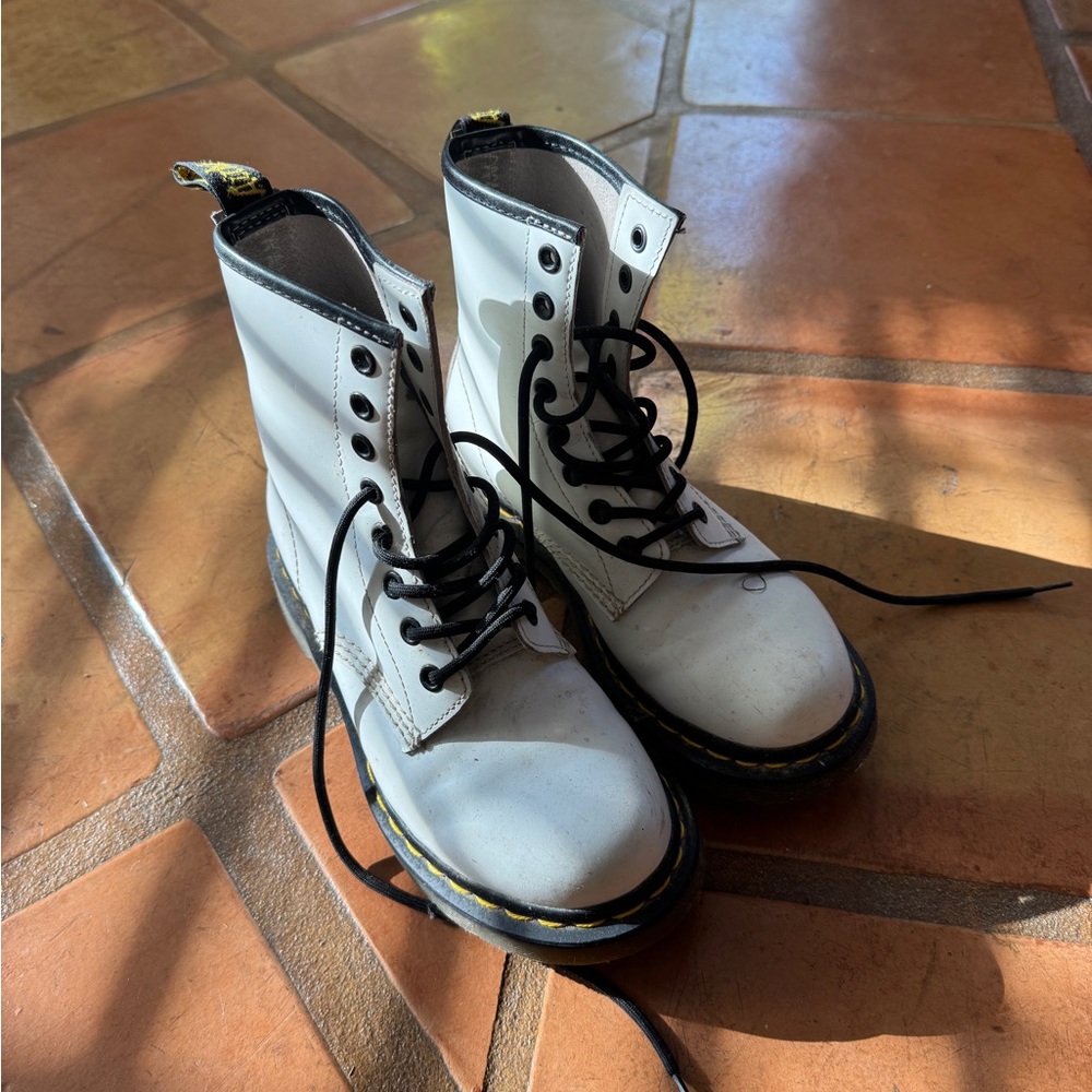 Women's Dr. Martens 1460 SMOOTH LEATHER LACE UP BOOTS WHITE